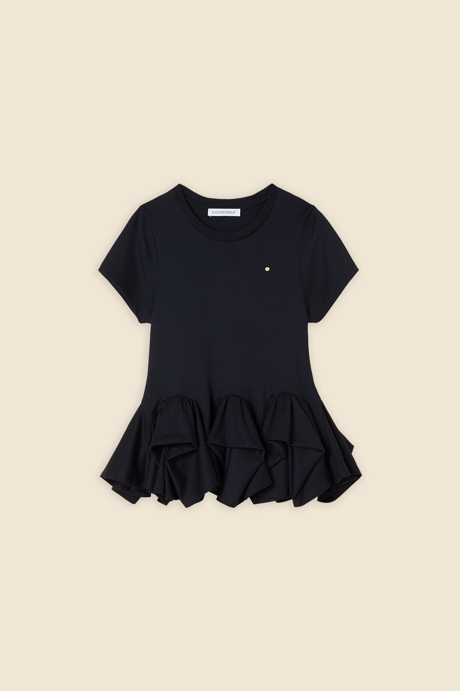 The craftmanship of the top reinterprets classic haute couture tuck ups into a modern silhouette