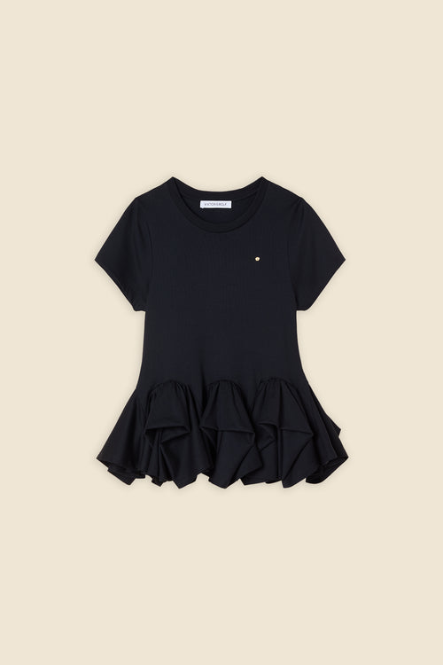 The craftmanship of the top reinterprets classic haute couture tuck ups into a modern silhouette