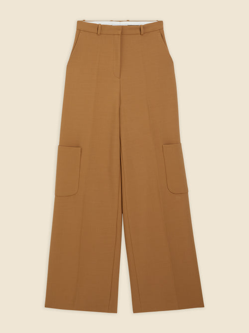 Wide-leg camel-colored trousers with tailored high waist, side pockets, and oversized cargo-style pockets for a chic look.