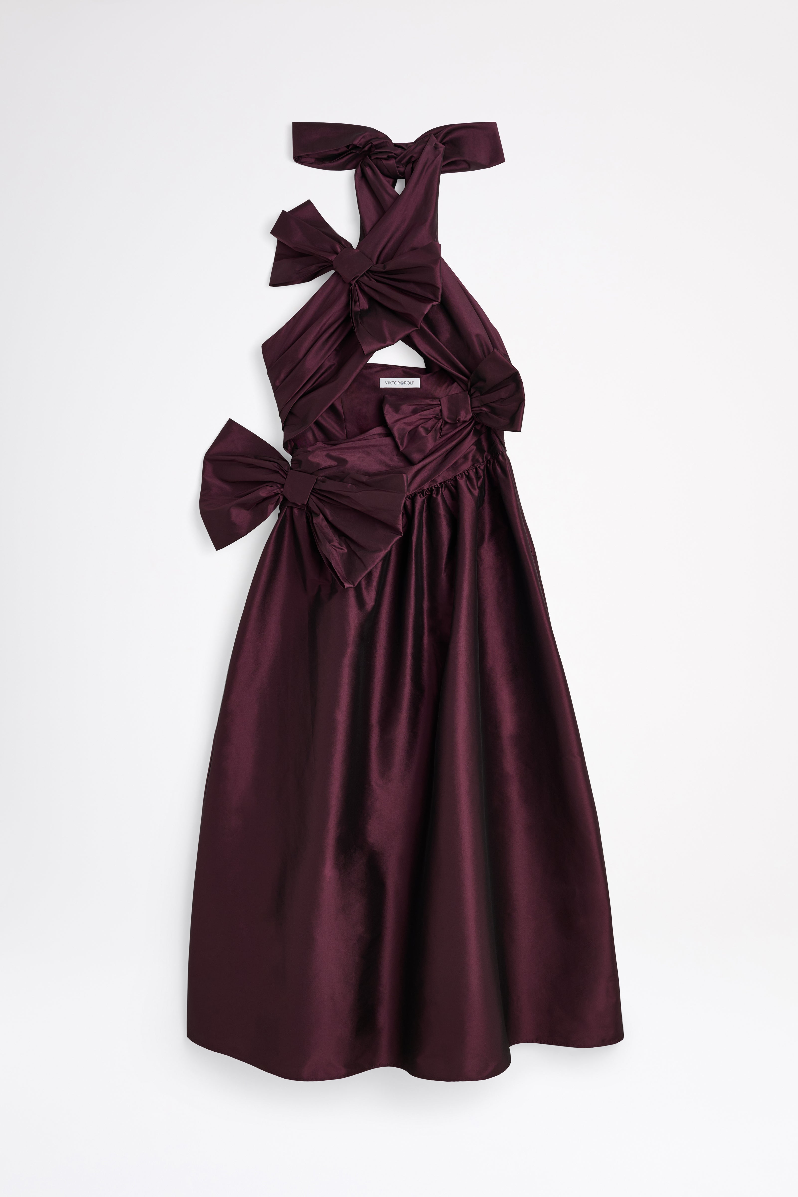 The taffeta dress features haute couture and mariage-inspired bows with historical gatherings, where elegance meets precise craftsmanship
