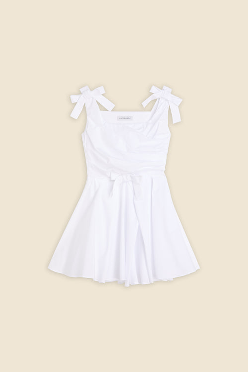 The meticulously placed pleats and poplin define the elegance of the dress, reflecting classic haute couture craftsmanship with a modern edge