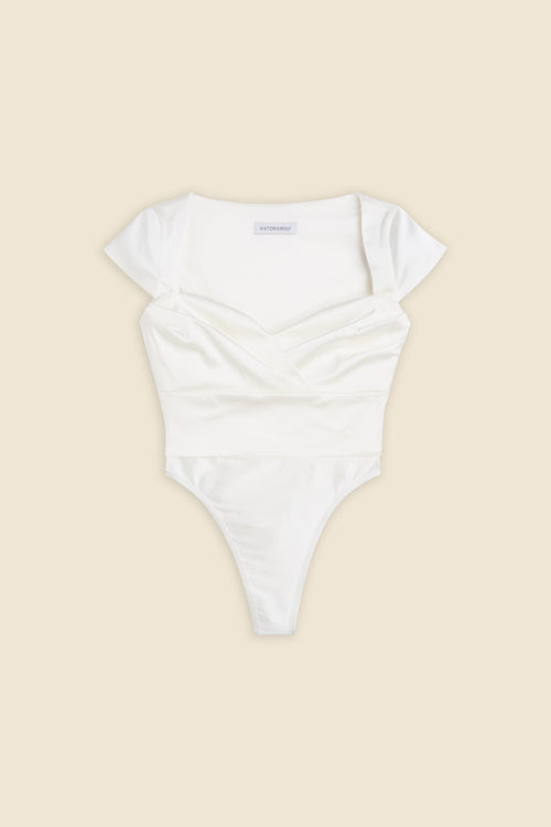 The meticulously placed pleats and stretch satin define the elegance of the body, reflecting classic haute couture craftsmanship with a modern edge