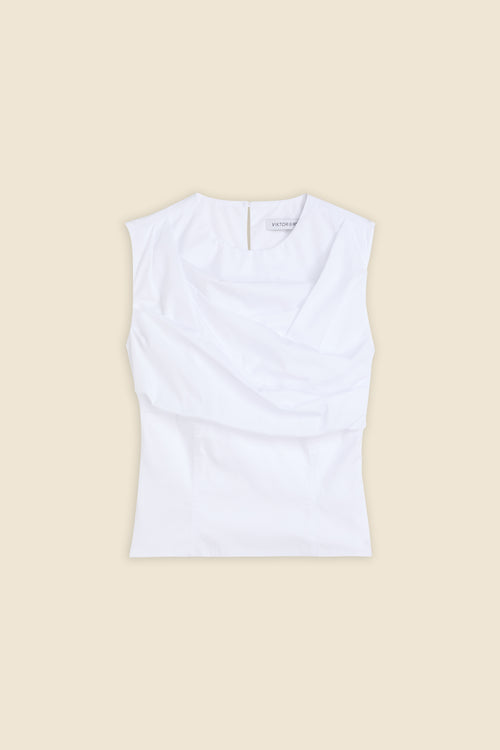 The meticulously placed pleats and poplin define the elegance of the top, reflecting classic haute couture craftsmanship with a modern edge