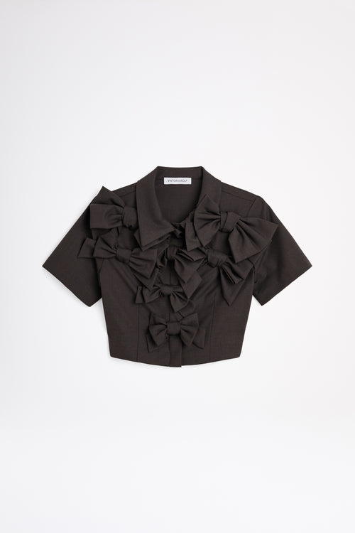 The wool top features the seasonal bow bouquet technique, where timeless elegance meets refined craftsmanship in a seamless fusion of sophistication and grace