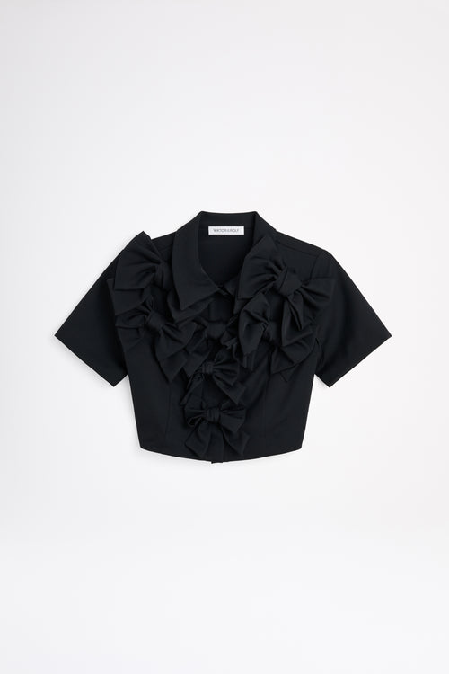 The wool top features the seasonal bow bouquet technique, where timeless elegance meets refined craftsmanship in a seamless fusion of sophistication and grace