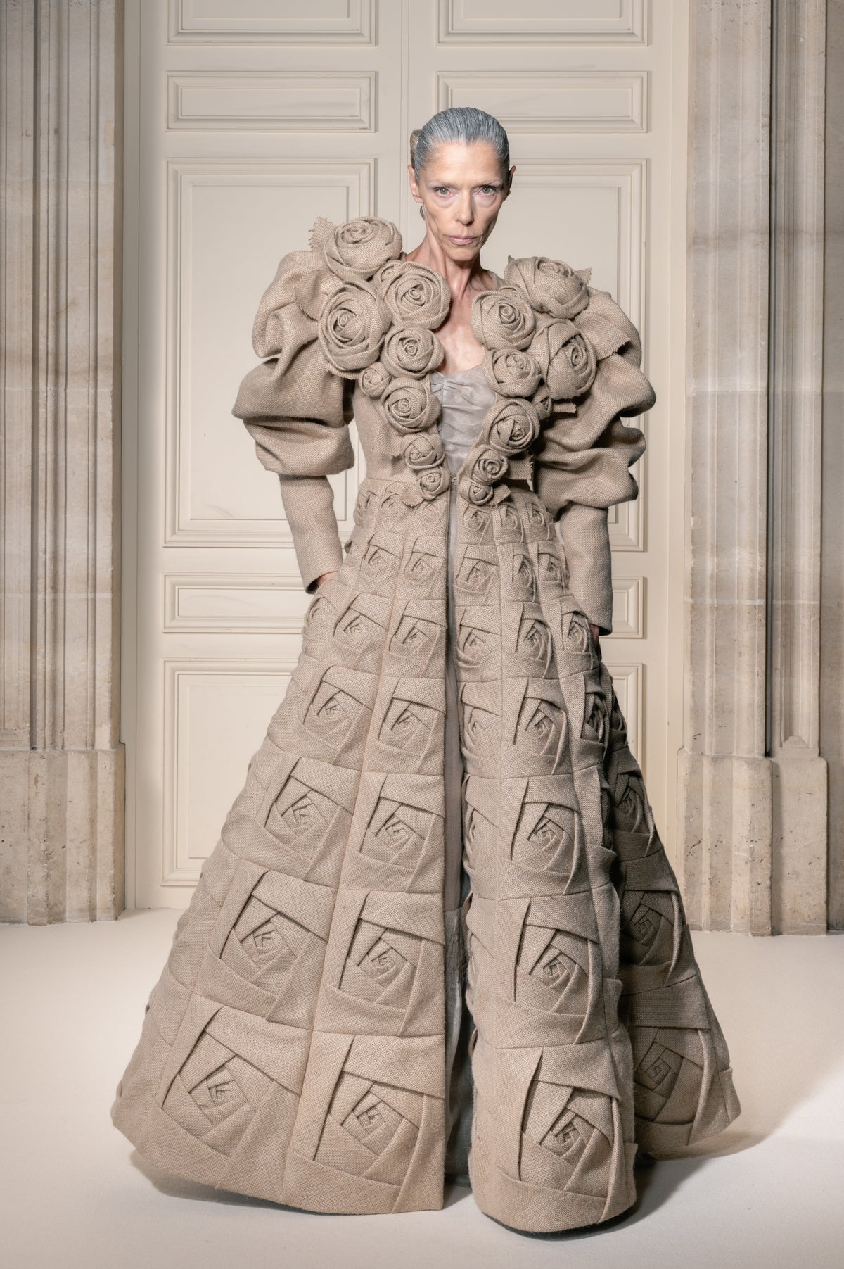 Modella della collezione Haute Couture Autunno/Inverno 2026 di Viktor&Rolf indossa un abito interamente rosa.