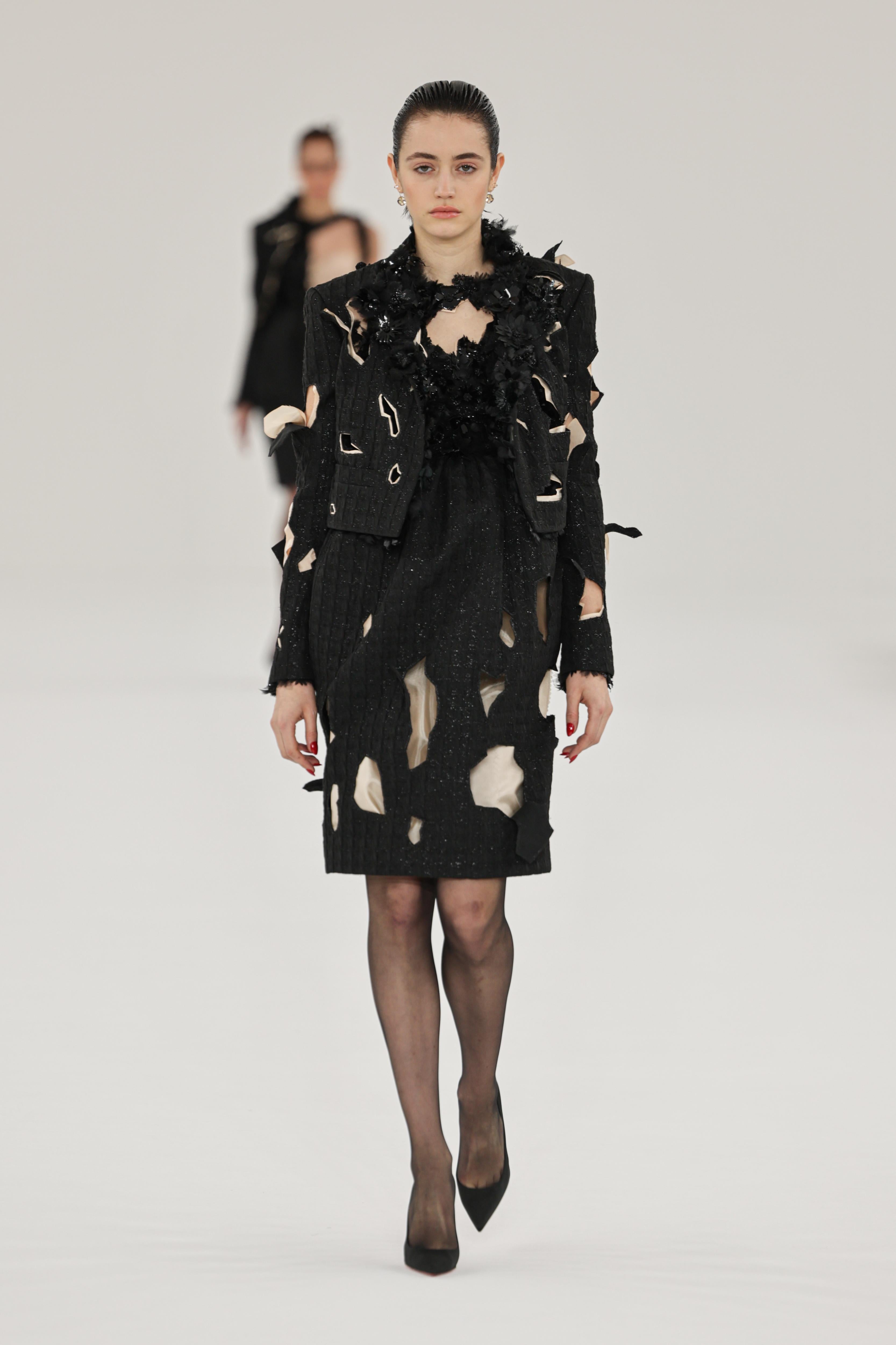 【VIKTOR & ROLF】 HAUTE FANTAISIE TT035\tBLACK Viktor & Rolf Couture Fall 2022