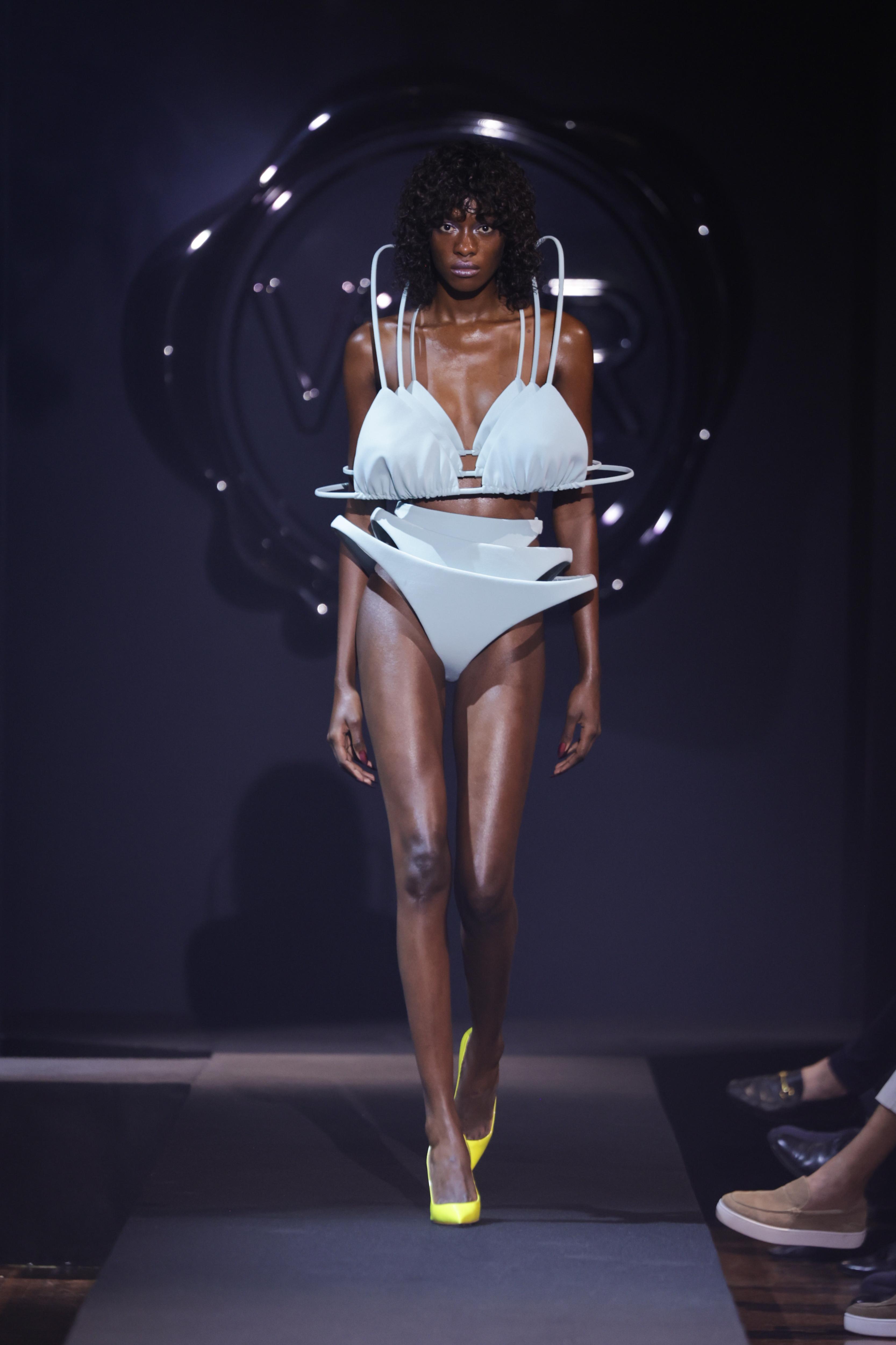 【VIKTOR & ROLF】 HAUTE FANTAISIE TT035\tBLACK Haute Couture Collections | Viktor&Rolf