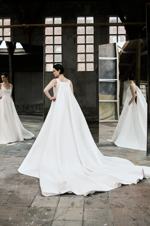 VRM540 - DRAMATISCHE A-LIJNJURK MET UITGEKAPTE HALZUITSPRAAK