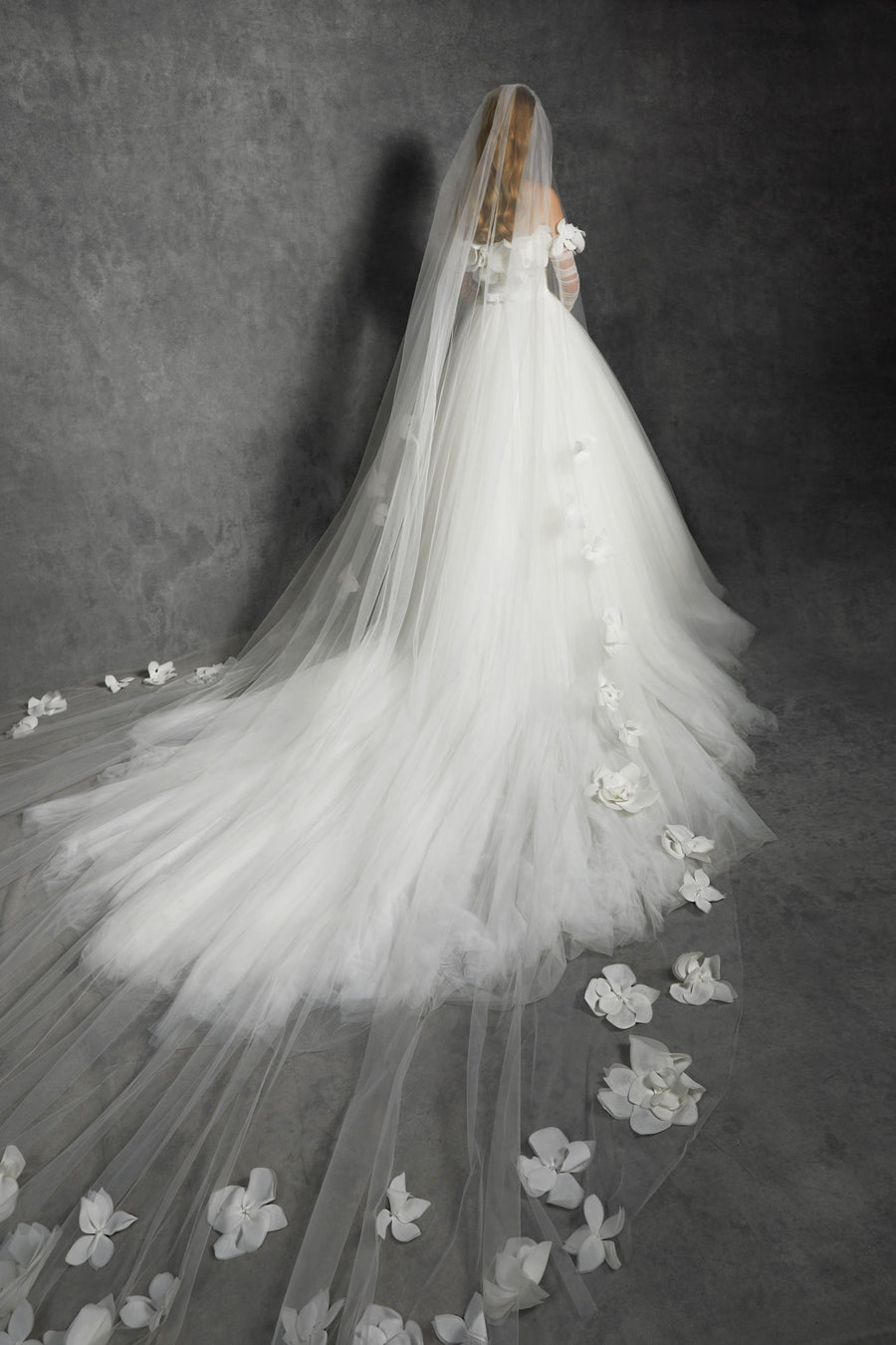 VRM351V - ALLURING FEATHERED AIRY FLOWER SLUIER