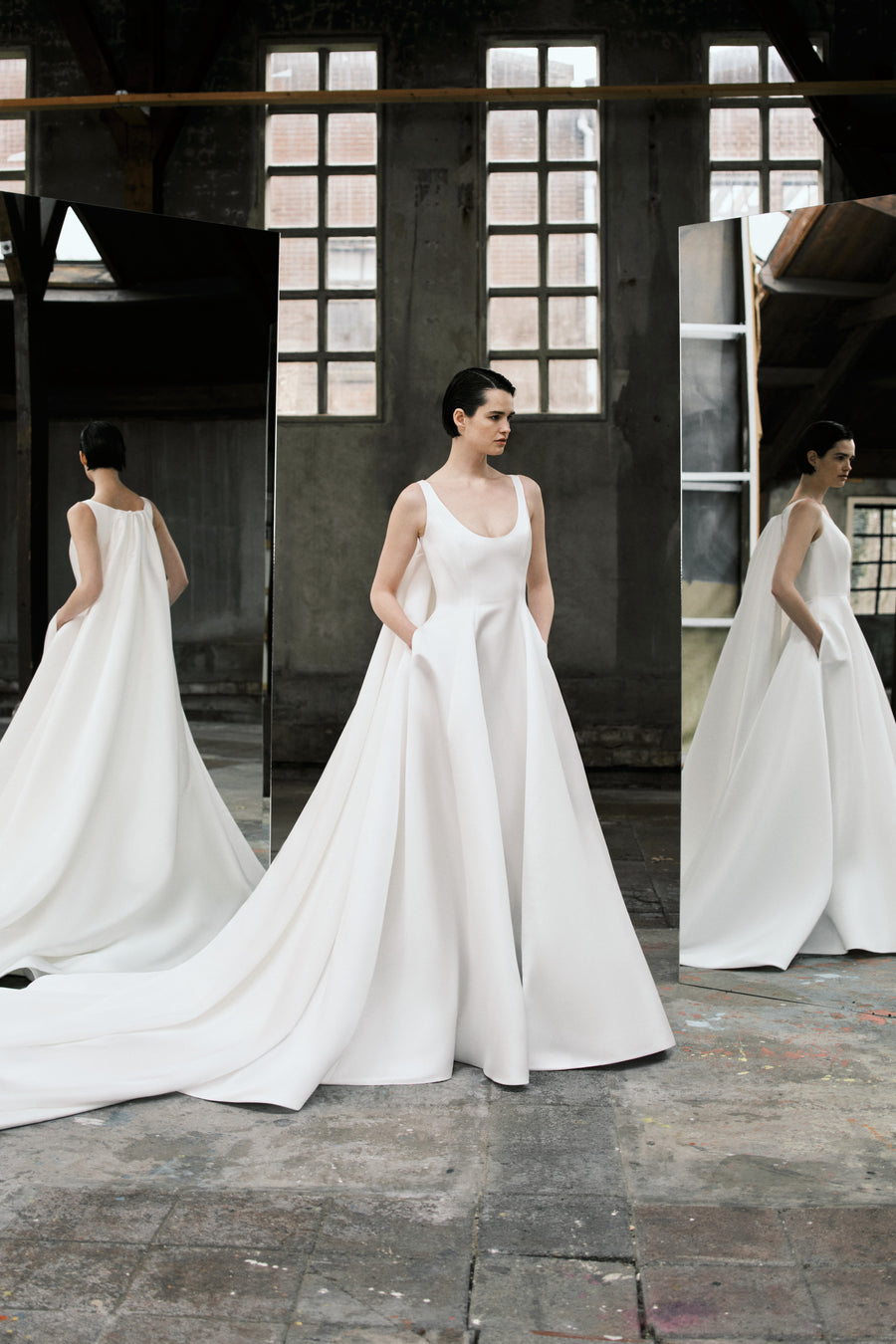 VRM540 - DRAMATISCHE A-LIJNJURK MET UITGEKAPTE HALZUITSPRAAK