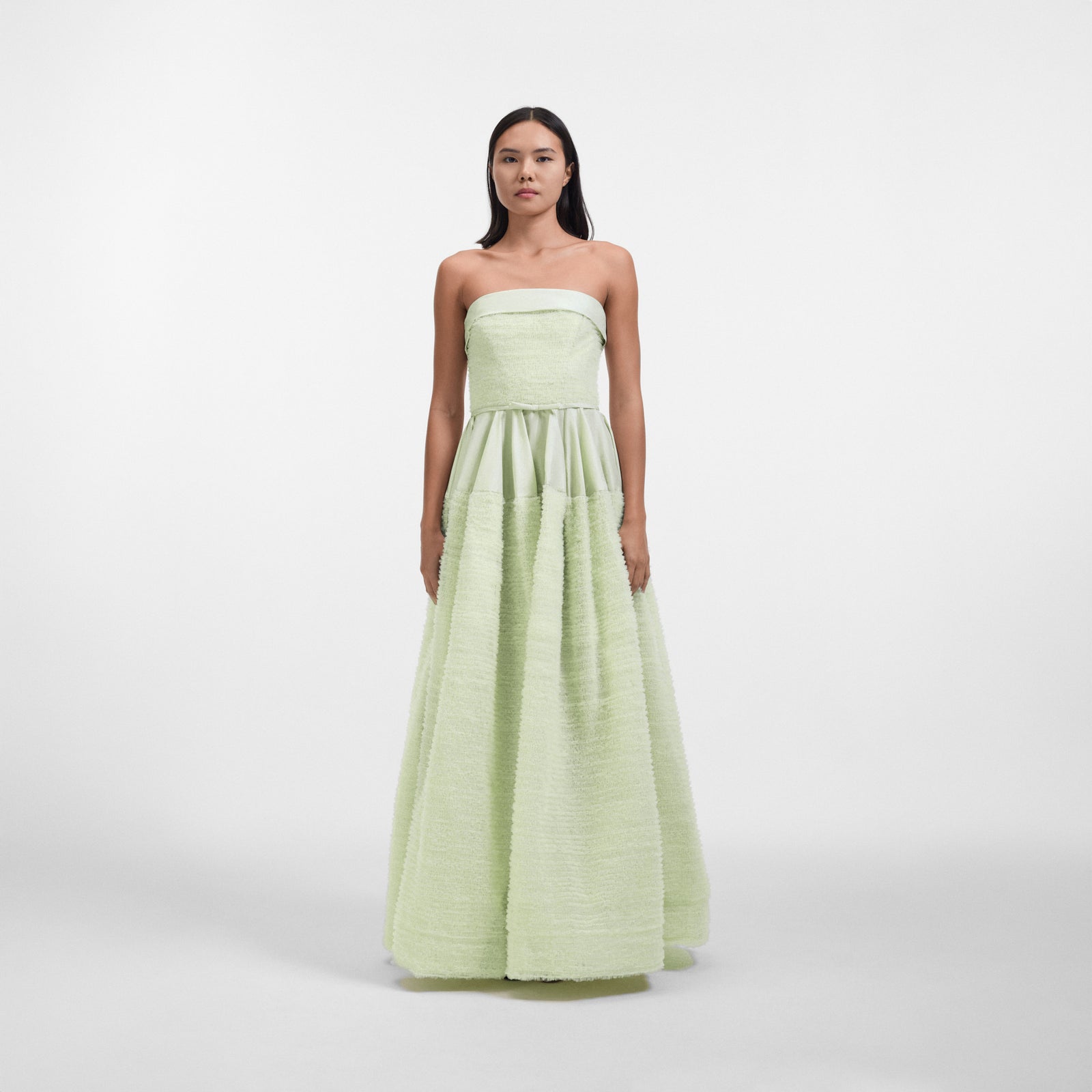 square_model_AW_GREEN_DRESS_19