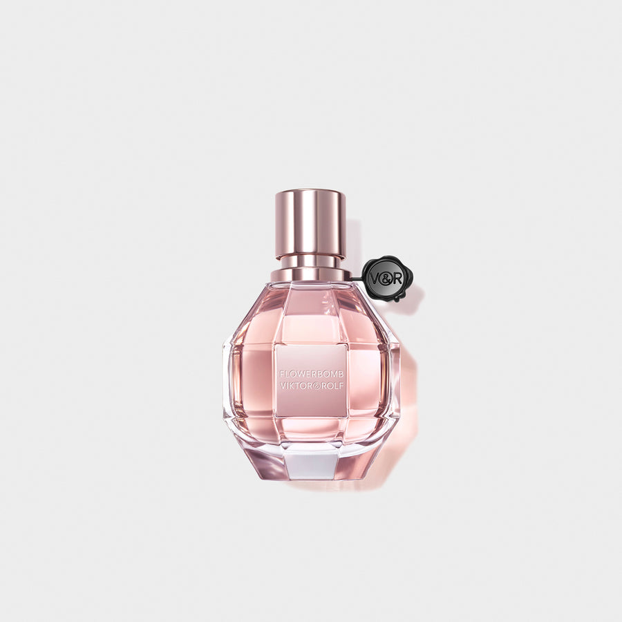 The explosion of thousands of flowers gives rise to an ultra-feminine, delicious fragrance