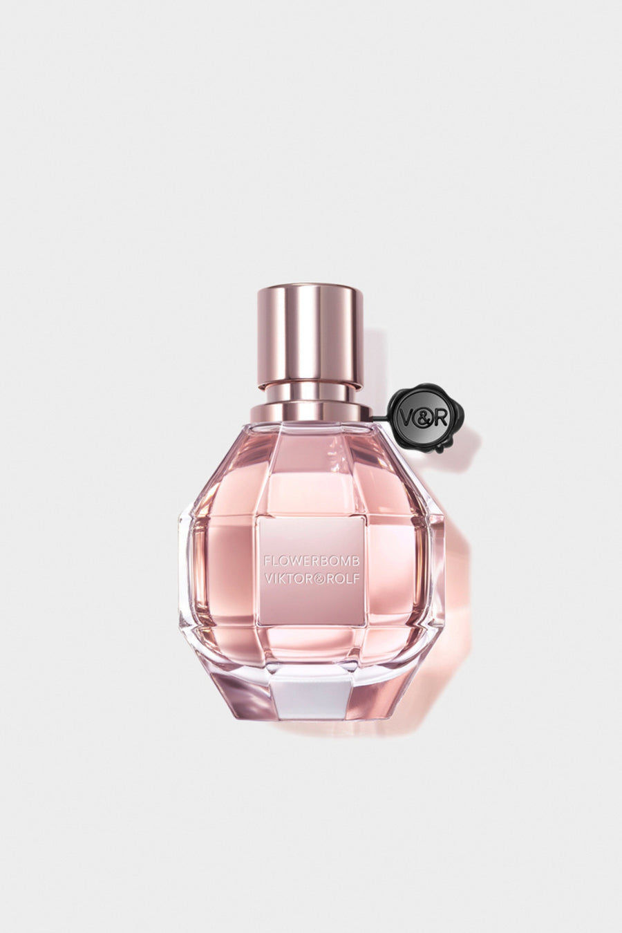 The explosion of thousands of flowers gives rise to an ultra-feminine, delicious fragrance
