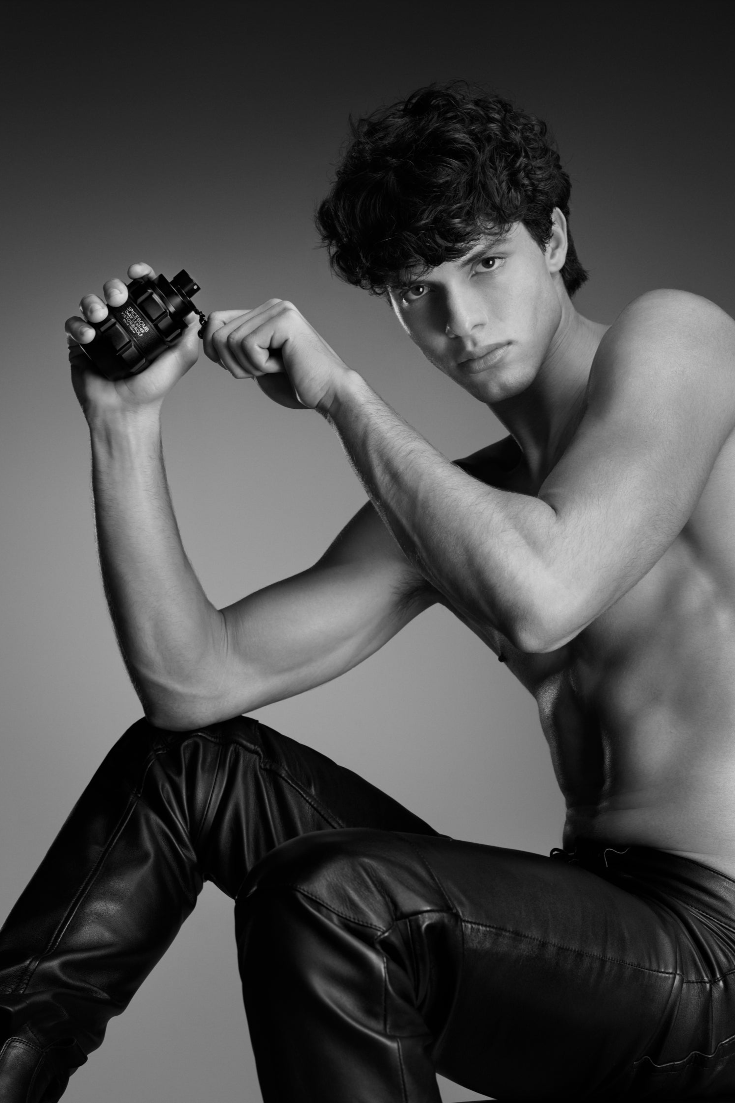 Viktor&Rolf Spicebomb Dark Leather perfume campaign image