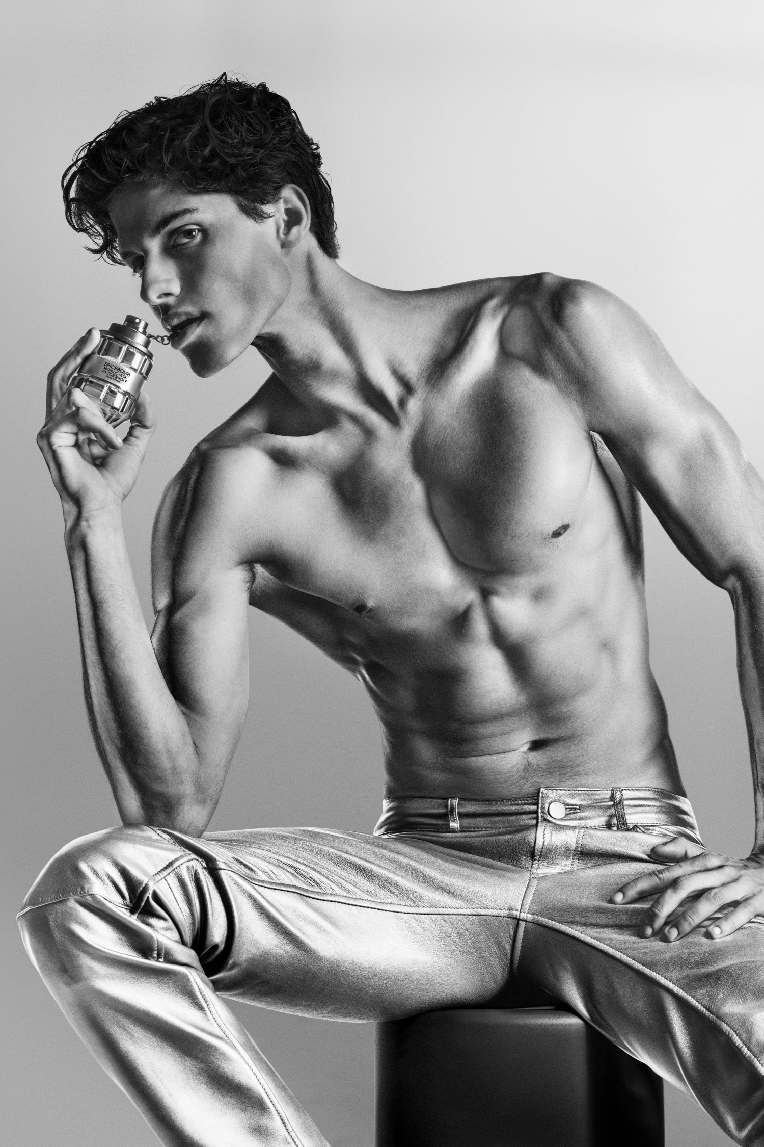 Viktor&Rolf Spicebomb Metallic Musk Perfume campaign image 